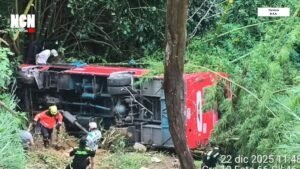 Un bus chocó con un furgón y cayó a un abismo en Santa Elena: 12 personas resultaron heridos